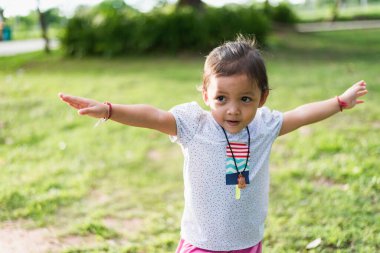 Çocuk platformu açık havada egzersiz yapıyor. Sağlıklı bir yaşam tarzı. Yoga-kız