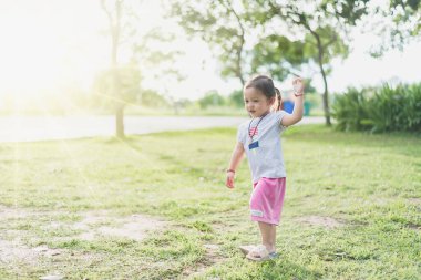 Mindfulness meditasyon açık bir parkta pratik küçük Asyalı kız.