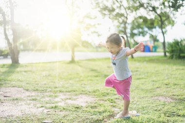 Mindfulness meditasyon açık bir parkta pratik küçük Asyalı kız.