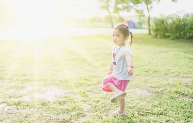 Mindfulness meditasyon açık bir parkta pratik küçük Asyalı kız.