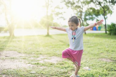 Mindfulness meditasyon açık bir parkta pratik küçük Asyalı kız.