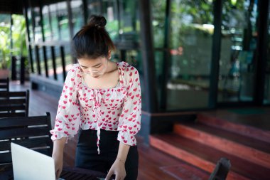 Üzgün, işsiz, zeki Asyalı bir kadın, öğrenci, iş arıyor, hayallerindeki işi arıyor, destek istiyor..