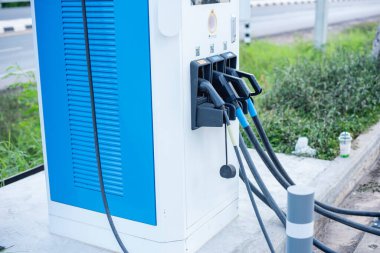 CO2 emisyonunu azaltmak için sürdürülebilir kaynaktan şarj istasyonuna kadar üretilen yeşil enerji ve eko gücü kavramında elektrikli araba şarj istasyonu .
