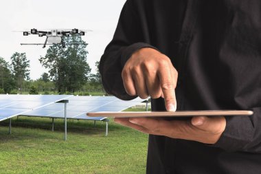 İnsansız hava aracı güneş pillerinde uçuyor, insansız uçak ile güneş çiftliği keşfi kavramı.