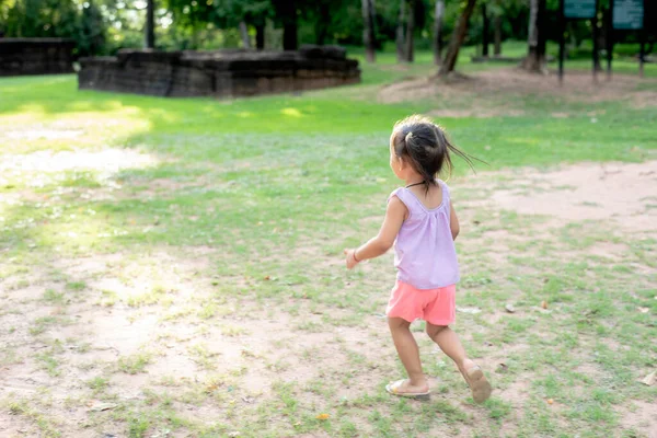 Ευτυχισμένο Νεαρό Κορίτσι Τρέχει Στο Πάρκο Κατά Διάρκεια Του Καλοκαιριού — Φωτογραφία Αρχείου