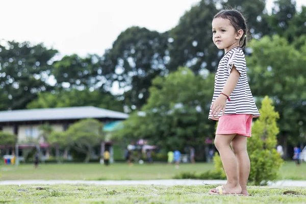 Счастливый Азиатский Ребенок Парке Стоя Протянутыми Руками Молодая Девушка Расслабляется — стоковое фото