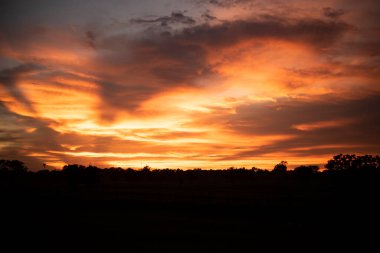 Parlayan altın, portakal kırmızısı, bulutlu gökyüzü gün batımında. Duvar kağıdı kavramı.
