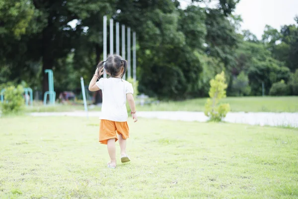 귀여운 아시아의 소녀는 공원에서 잔디에 — 스톡 사진