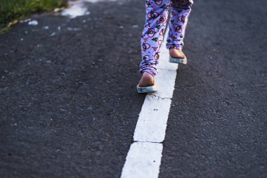 Yazın dağlarda yükselen güneşe doğru yürüyen çocuk siluetleri, sağlıklı aile tatili, rüya ve mutlu çocukluk, sonsuz yaz tatili, güzel yaz manzarası, altın renkleri