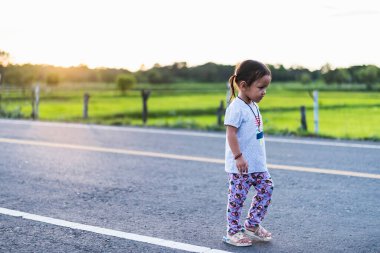 Yazın dağlarda yükselen güneşe doğru yürüyen çocuk siluetleri, sağlıklı aile tatili, rüya ve mutlu çocukluk, sonsuz yaz tatili, güzel yaz manzarası, altın renkleri