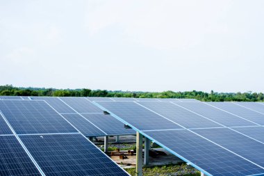 Güneş Hücresi Elektrik Santrali 'nin yakın plan eko teknolojisi. Sürdürülebilir kaynaklar kavramının fotovoltaik enerji santralindeki güneş pili panelleri manzarası..