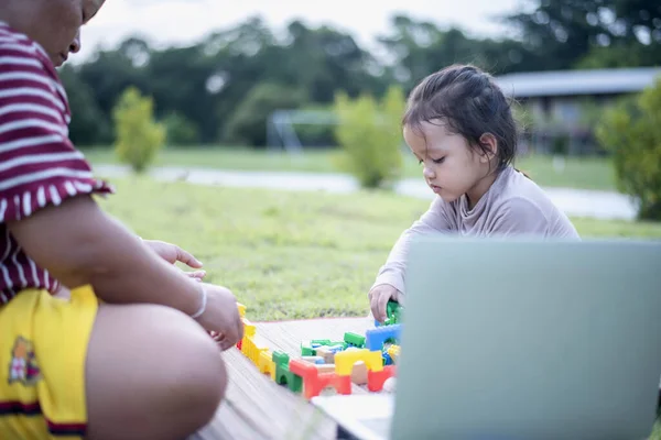 Tochter Und Mutter Spielen Mit Legos Vorgarten Konzept Der Frühkindlichen — Stockfoto