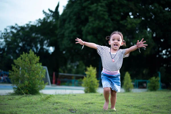Κορίτσι Τρέχει Στο Πάρκο Έννοια Των Διακοπών Των Παιδιών Όνειρο — Φωτογραφία Αρχείου