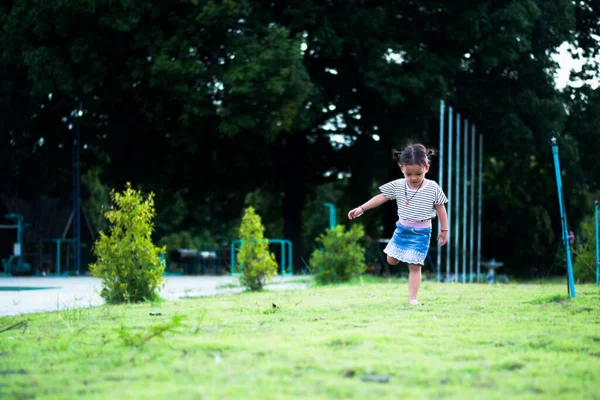 Κορίτσι Τρέχει Στο Πάρκο Έννοια Των Διακοπών Των Παιδιών Όνειρο — Φωτογραφία Αρχείου