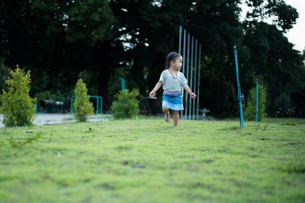 Lány Fut Parkban Gyermek Álom Nyaralás Koncepció Boldog Család Futkározni — Stock Fotó