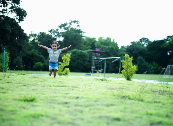 Menina Correndo Parque Conceito Férias Sonho Das Crianças Família Feliz — Fotografia de Stock