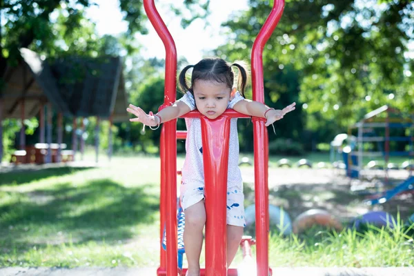 Gyermekek Játszanak Egy Nyári Napon Játszótér Parkban Gyermek Szórakozás Kikapcsolódás — Stock Fotó