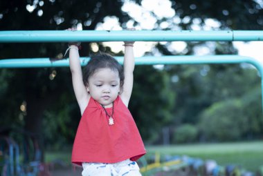 Çocuklar parkta oyun oynuyorlar..