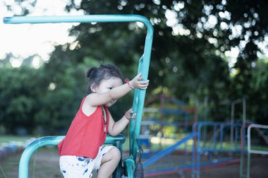 Çocuklar parkta oyun oynuyorlar..