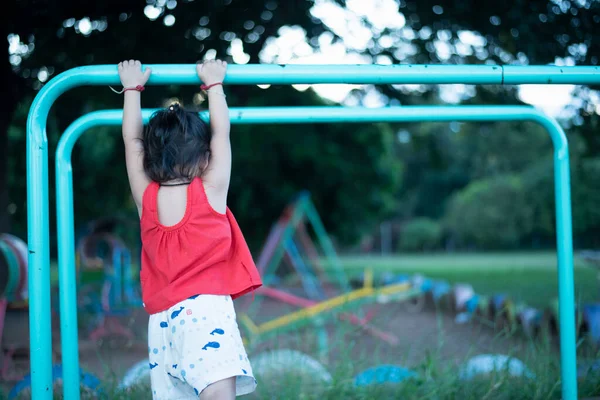 Діти Грають Парку Дитячому Майданчику — стокове фото