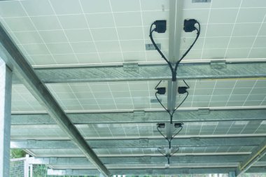 Güneş pili konnektörü. Güneş pili devresinin güneş pili bağlantısı ve akıllı bir çiftlikteki güneş panelinin altındaki kablolar. Konuya daha yakın odaklanmak için seç.