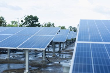 Güneş panelleri, fotovoltaikler, alternatif elektrik kaynakları - sürdürülebilir kaynaklar kavramı