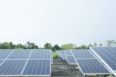 Güneş panelleri, fotovoltaikler, alternatif elektrik kaynakları - sürdürülebilir kaynaklar kavramı