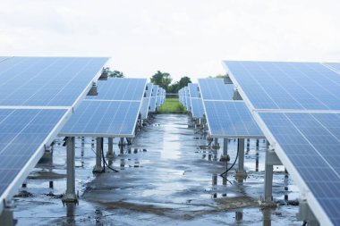 Güneş panelleri, fotovoltaikler, alternatif elektrik kaynakları - sürdürülebilir kaynaklar kavramı