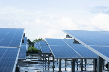 Güneş panelleri, fotovoltaikler, alternatif elektrik kaynakları - sürdürülebilir kaynaklar kavramı