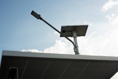Küçük, kendine yeten güneş paneli açık hava aydınlatma direği veya kentsel alanlara yönelik yeni teknoloji ve enerji eğilimleri. Küçük güneş enerjisi santrali.