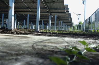 Güneş panelleri, alternatif bir elektrik kaynağı, sürdürülebilir bir kaynak kavramı ve hiç olmadığı kadar çok elektrik üretebilen yeni bir sistemdir..