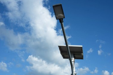 Küçük, kendine yeten güneş paneli açık hava aydınlatma direği veya kentsel alanlara yönelik yeni teknoloji ve enerji eğilimleri. Küçük güneş enerjisi santrali.