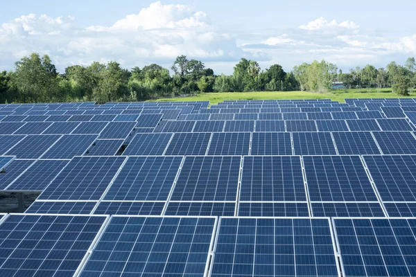 Güneş paneli jeneratörü hücre Alternatif elektrik kaynakları gelecekteki dünya için Sürdürülebilir alternatif kaynaklar kavramı.