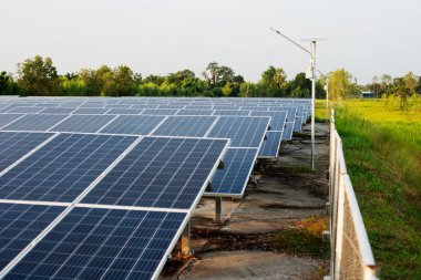 Elektrik santrallerinin yerine güneş paneli alternatif ekolojik teknolojisi. Elektrik şebekesi için güneş pilleri, paneller, güneş panelleri. Çevre dostu ve sürdürülebilir enerji endüstrisi.