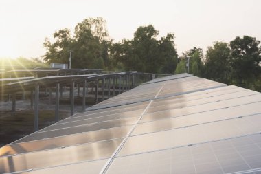 Elektrik santrallerinin yerine güneş paneli alternatif ekolojik teknolojisi. Elektrik şebekesi için güneş pilleri, paneller, güneş panelleri. Çevre dostu ve sürdürülebilir enerji endüstrisi.