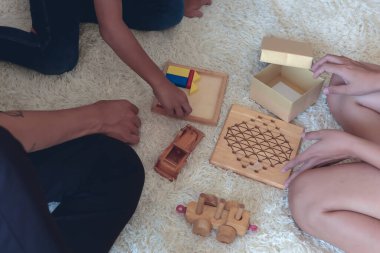 Mutlu bir ailenin evde oynaması, anne ve bebek mutlu bir şekilde birlikte yaşaması, mutlu bir aile kavramı ve çocukların yeteneklerini geliştirmek için aktiviteler yaratmakla ilgilidir..