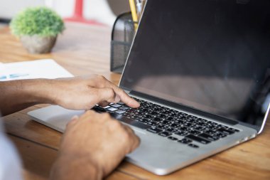 Ofisteki beyin fırtınası sırasında mühendislik ekibinin ortak süreci çeşitli bir tasarım projesi geliştirmek için işbirliği yaptı..