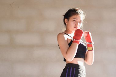 Kadın kelepçeli, yakın plan, yasaları çiğnemekten tutuklu..