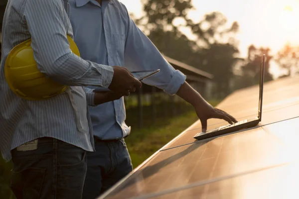Электрический Инженер Технический Разговор Деловыми Людьми Инвестировать Установку Солнечных Батарей Лицензионные Стоковые Изображения