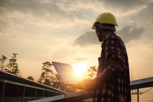 Помощь Технический Работник Форме Проверяет Работу Эффективность Работы Фотоэлектрических Солнечных Стоковое Фото