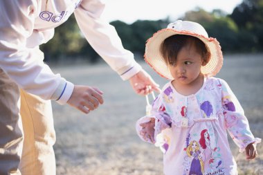 Anne ve kızı güzel bir sabah parkta koşuşturup oynuyorlar..