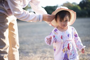 Anne ve kızı güzel bir sabah parkta koşuşturup oynuyorlar..