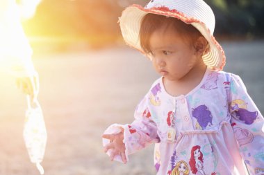 Anne ve kızı güzel bir sabah parkta koşuşturup oynuyorlar..