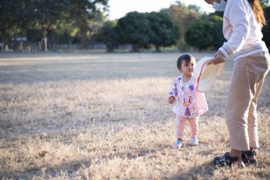 Anne ve kızı güzel bir sabah parkta koşuşturup oynuyorlar..