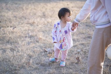 Anne ve kızı güzel bir sabah parkta koşuşturup oynuyorlar..