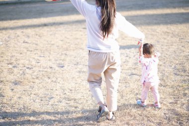 Anne ve kızı güzel bir sabah parkta koşuşturup oynuyorlar..