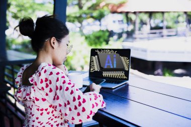 İnsanlar yapay zeka ile çalışır, insanlar akıllı yapay zeka teknolojisi kullanır. Komut girerek problemleri çözer, yapay zeka insanların işlerini yapmalarına yardım eder..