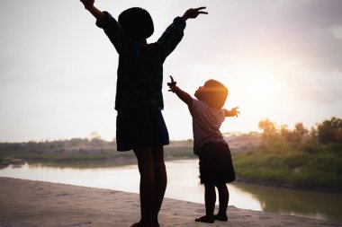 İki kızın karanlık siluetleri tatlı su gölünde duruyordu. Omzuna vuran ışığı yakalamak için uzandı..