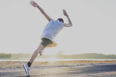 Koşucular açık havada koşuyor, sağlıklı yaşam tarzı ve spor kavramları.