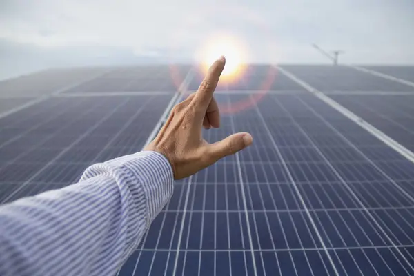 Gökyüzü ve bulutlu güneş enerjisi panelleri.
